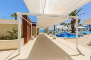 Turtle Beach House, Laganas