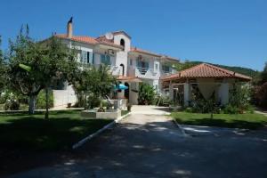 Villa Mantalena, Alikanas