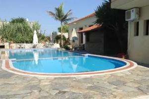 Lola's Hotel, Platanias