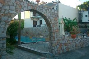 Lola's Hotel, Platanias