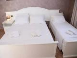 Standard Triple room with partial sea view