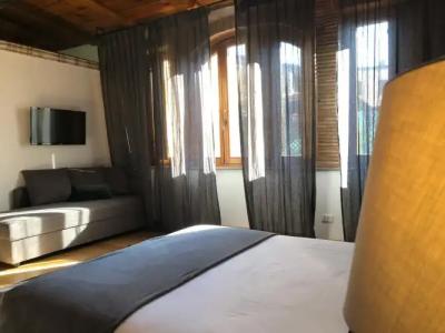 Giuturna Boutique - 2
