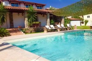 Amomos Villa with Swimming Pool, Nea Makri