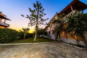 Kiki Studios, Kalamakion