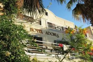 Hotel Adonis, Kamari
