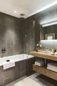 Hôtel Barrière L'Hôtel du Golf - 52