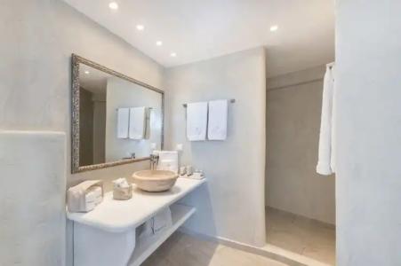 Aqua Luxury Suites Santorini - 74