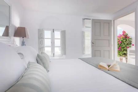 Aqua Luxury Suites Santorini - 40