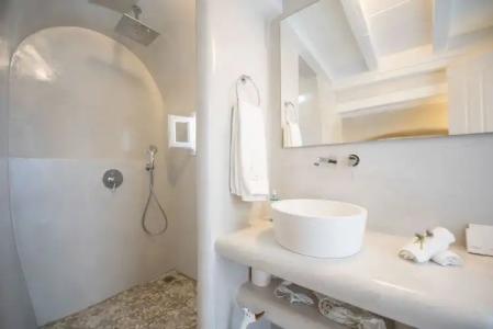 Aqua Luxury Suites Santorini - 43