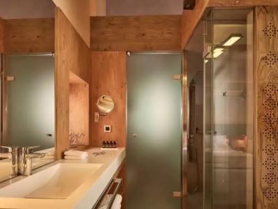 Domus Renier Boutique - Historics Worldwide - 7