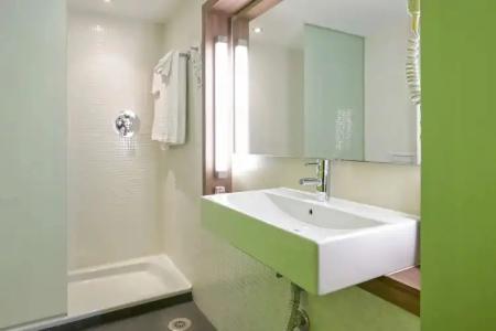 Travelodge Madrid Alcalá - 76