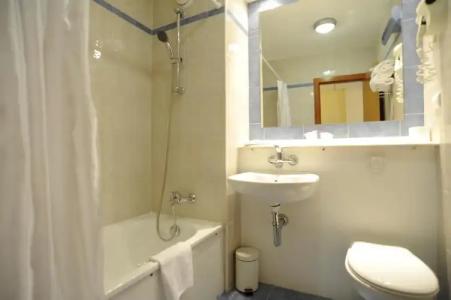 Travelodge Madrid Alcalá - 79