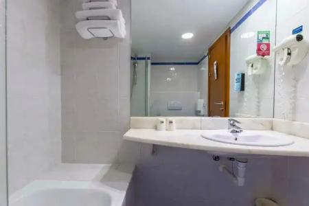 Travelodge Madrid Alcalá - 77