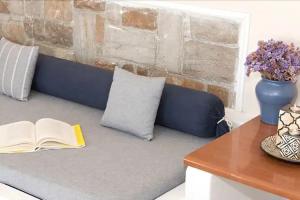 Tina's Apartments, Adamas