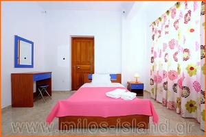 Iremia Rooms, Adamas