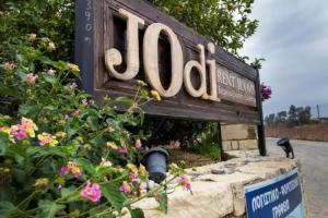 Jodi's Pension and The Garden House, Pitsidia