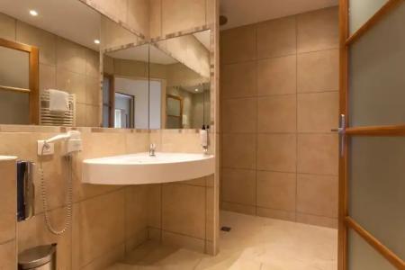 B&B Nîmes Ville Active, parking sécurisé gratuit - 8