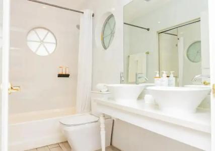 Oceanside and Suites - 10