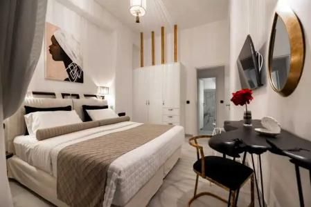 Queen of Santorini - 22