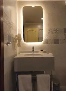 May Flower Apart - 128