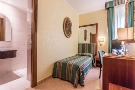 Raeli Siracusa - 2