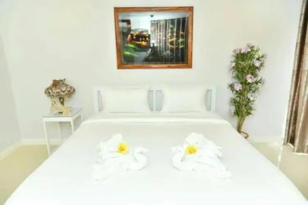 Parvena Sathorn - 33