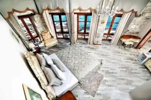 La Petra Hotel, Yenifoca