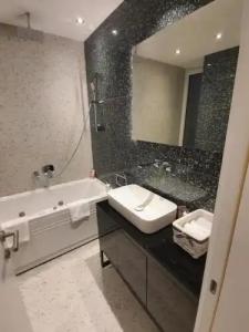 Privilege Suites by Central Park - 127