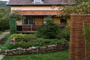 Kútvölgy Vendégház Guest house, Vac