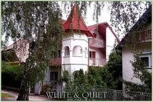 White & Quiet Apartment House, Heviz