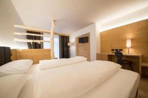 Monroc Hotel, Commezzadura
