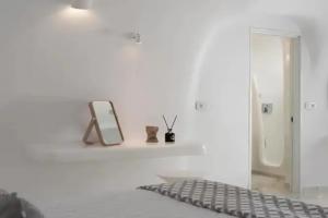White Concept Caves Villa, Fira