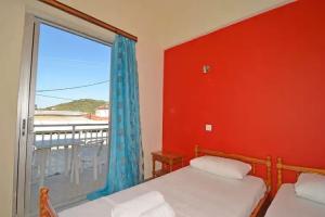 Levante taverna studios, Alikanas