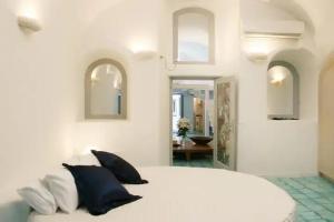 Blue Angel Villa, Fira
