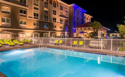 Holiday Inn Express & Suites - St. Petersburg - Madeira Beach, an IHG - 16