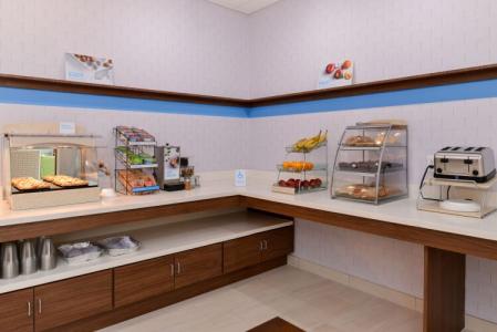 Holiday Inn Express & Suites - St. Petersburg - Madeira Beach, an IHG - 10