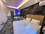 Junior Suite with pool view