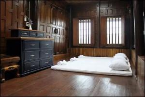 Bang Khon Thi - Hotels