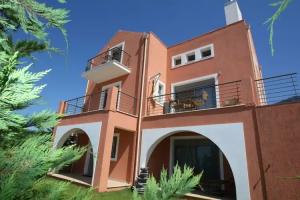 Erofili Villas, Lourdhata