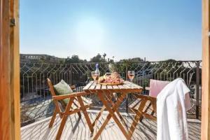 Apartment «Charming 2Bd w/ Beautiful Interior by Sea N' Rent», Tel Aviv