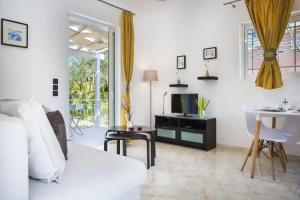 Cypress Garden Villas, Svoronata