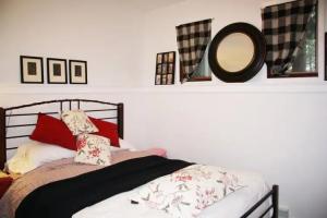 2 Moon Cottage, Niagara-On-The-Lake