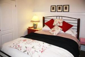 2 Moon Cottage, Niagara-On-The-Lake