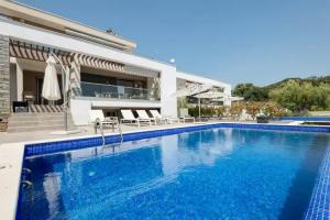 Afisia Villas, Sarti