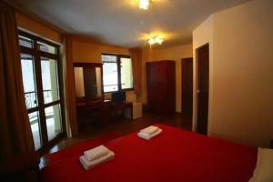 Galaxy Hotel, Chiflik