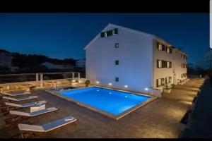 La Perla Apartments, Sutivan