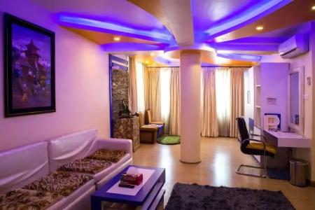 Royal Penguin Boutique & Spa - 3