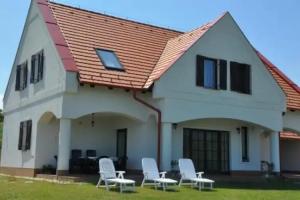 Villa De Dominique, Erdobenye