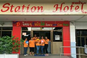Station Hotel, Trang