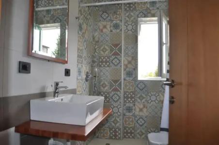 Oda Tirana - 120